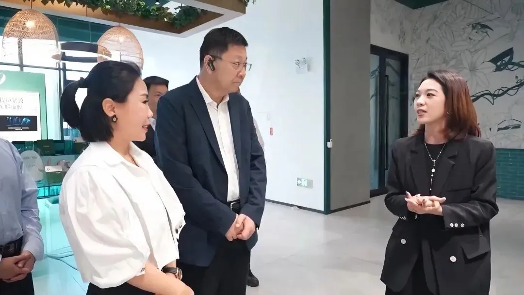 贝豪集团CEO梁宏丽向白涛市长介绍企业发展布局